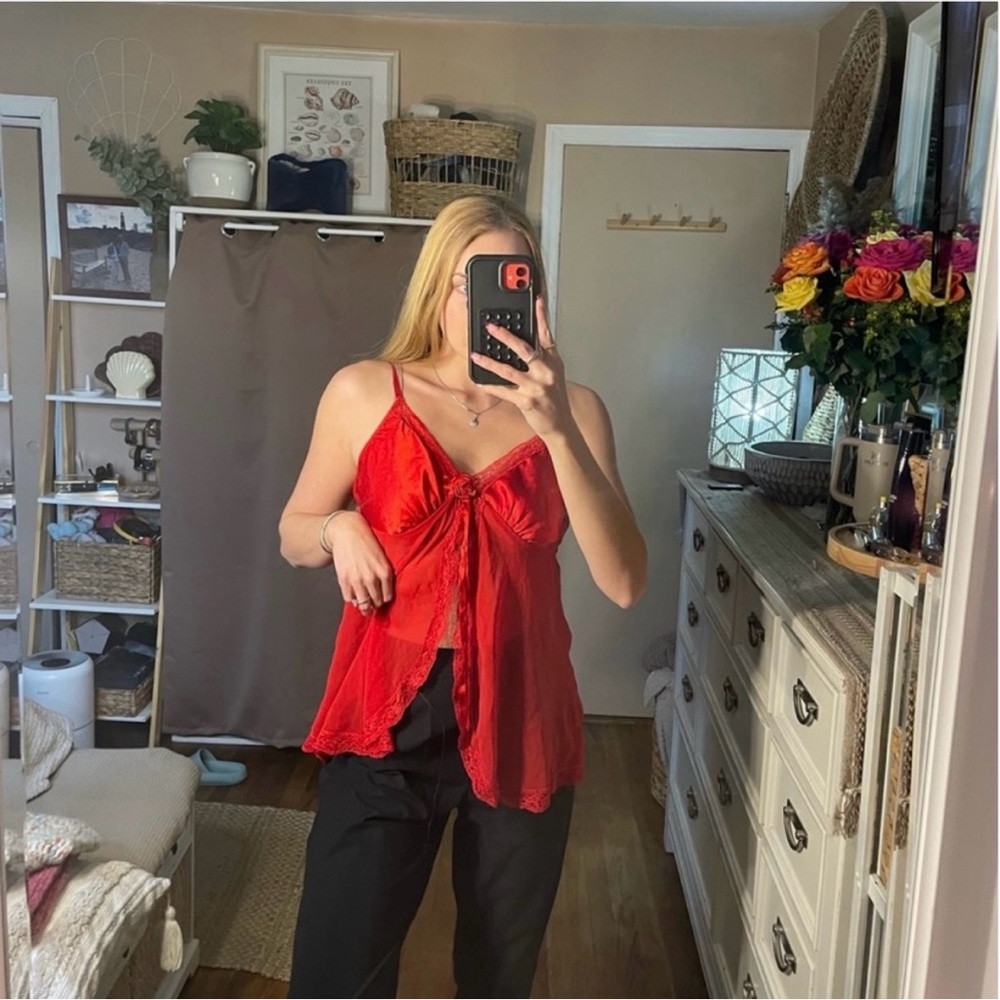 Vintage delicates red split front blouse tank top with rose details - Picture 15 of 16